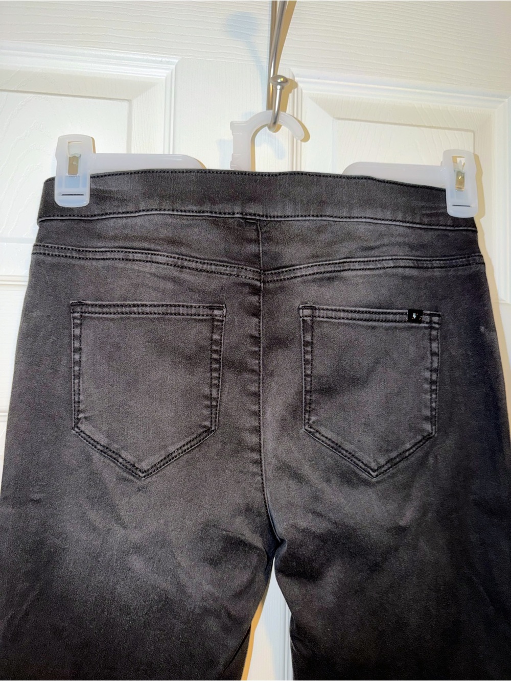 Jennifer Lopez Women’s Mid-Rise Jeggings w/Black Gem Embellishment - Picture 7 of 7
